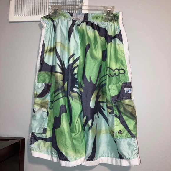 B. SplitGreen Hawaiian Flower Swim Trunks. Size: S - Picture 2 of 2
